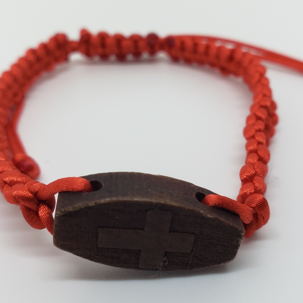 NWOT Cross Design with Adjustable Red String Bracelet - Picture 3 of 7